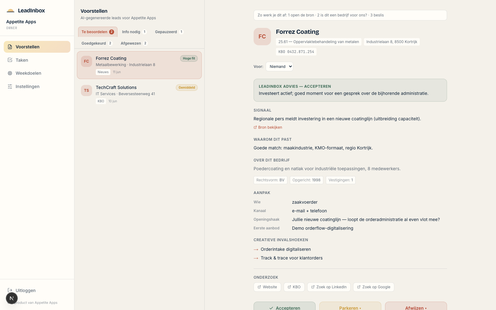 De LeadInbox triage-inbox: lijst met voorstellen links, detail met signaal, advies en actieknoppen rechts